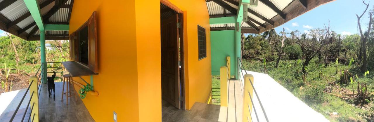 La Casa Naranja Hotel Brig Bay Exterior photo